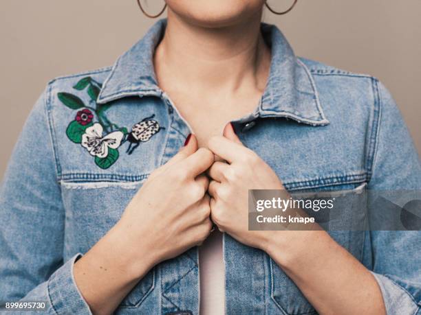 vrouw in voorjaar zomer trendy denim jasje met zwarte broderie - borduurwerk stockfoto's en -beelden