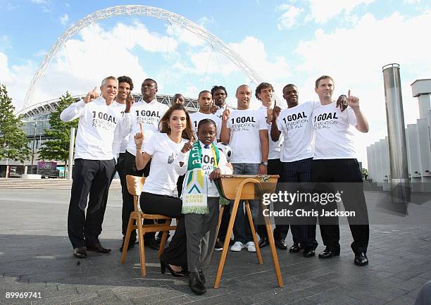 David James, Mikael Silvestre, Marcel Desailly, Nwankwo Kanu and Gary Lineker pose for photographs with Queen Rania Al Abdullah of Jordan at the 1...