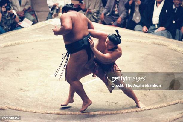 Komusubi Takahanada sends Musashimaru out of the ring to win the tournament during day fourteen of the Grand Sumo Autumn Tournament at Fujishima...