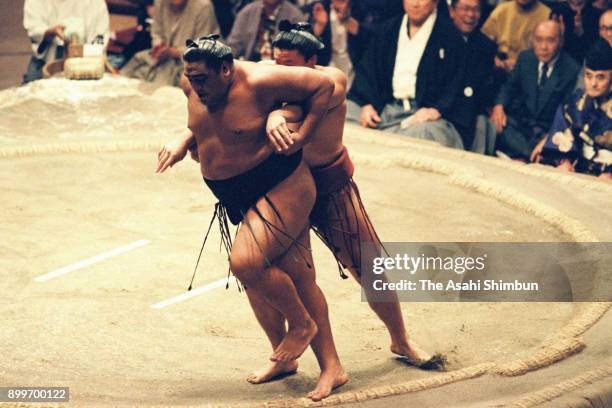 Komusubi Takahanada sends Musashimaru out of the ring to win the tournament during day fourteen of the Grand Sumo Autumn Tournament at Fujishima...