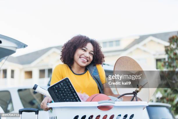 young african-american woman moving house - basket universitario imagens e fotografias de stock
