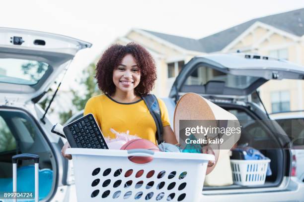 young african-american woman moving house - basket universitario imagens e fotografias de stock