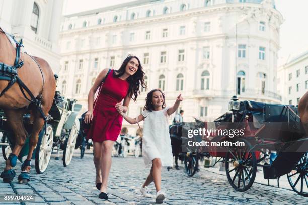 urlaub in wien - tochter zeigt stock-fotos und bilder