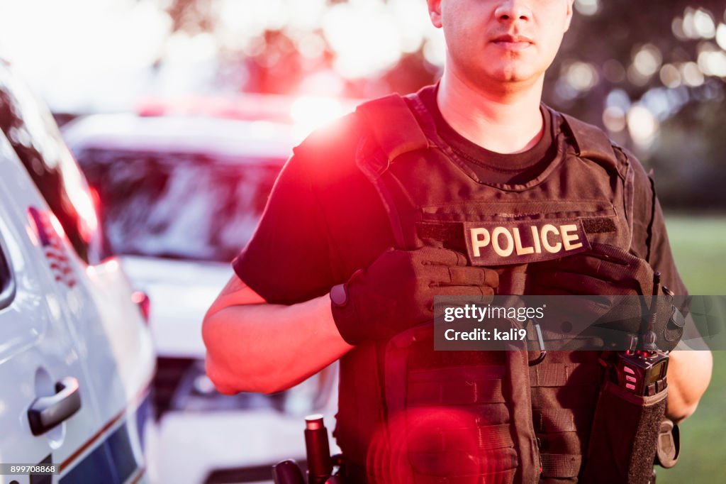 Hispana oficial de policía con chaleco antibalas