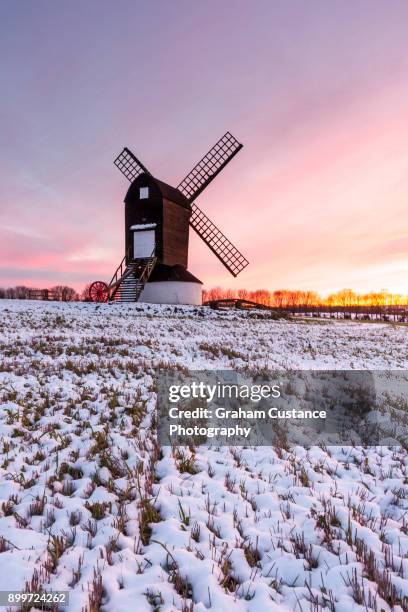 pitstone windmill in winter - buckinghamshire fotografías e imágenes de stock