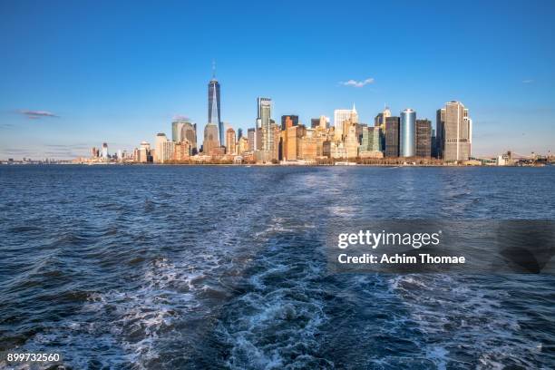 new york city, manhattan skyline at sunset, usa - fähre stock pictures, royalty-free photos & images