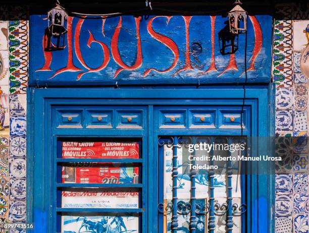 spain, madrid, el rastro flea market -blue door - el rastro stockfoto's en -beelden
