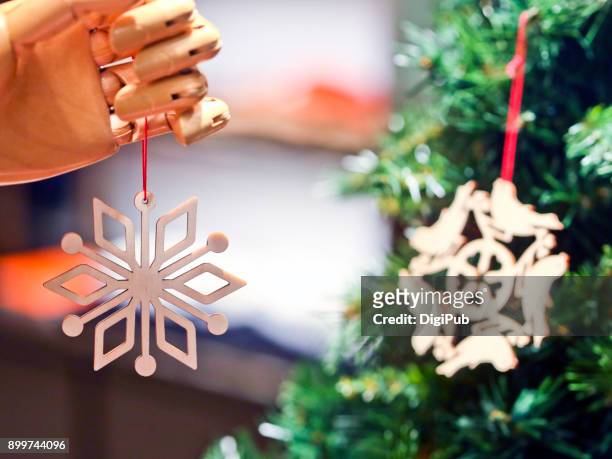 mannequin’s hand holding christmas ornament - mannekin pis photos et images de collection