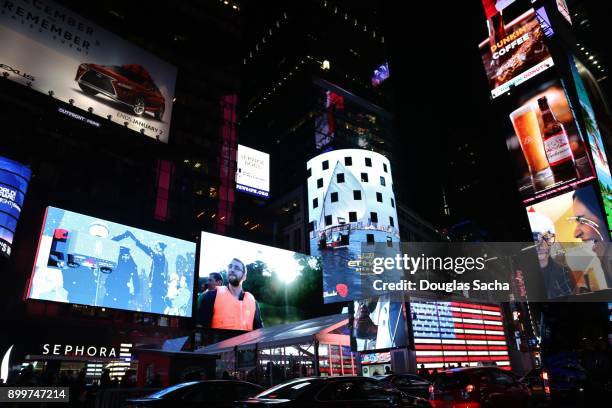 under the lights at times square, new york city, new york, usa - 42nd street stock-fotos und bilder