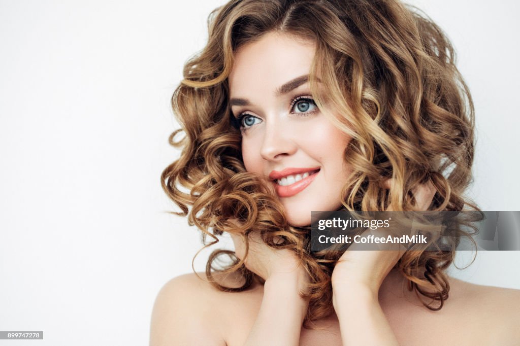 Retrato de uma jovem mulher bonita com maquiagem elegante e penteado perfeito