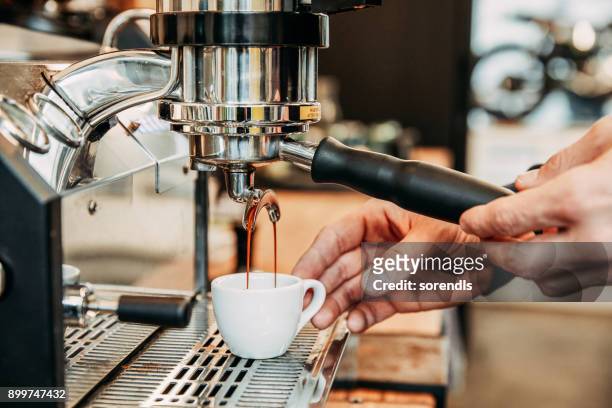 koffie maken - espressomachine stockfoto's en -beelden