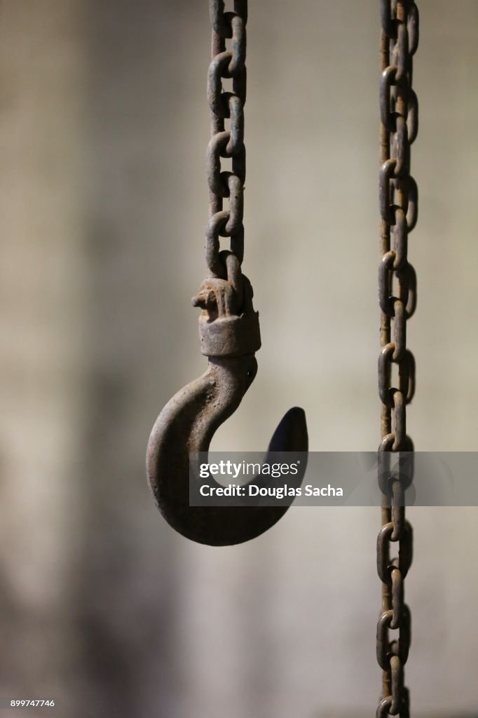 Overhead Lifting hook and hoist chain for a mechanical crane pulley