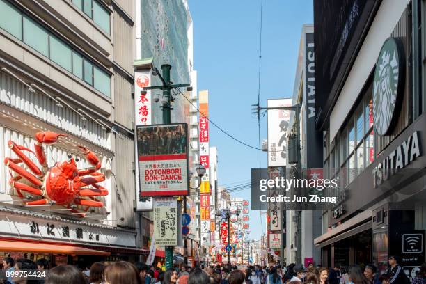 a vista de rua na área dotonbori, osaka, japão - advertising column - fotografias e filmes do acervo