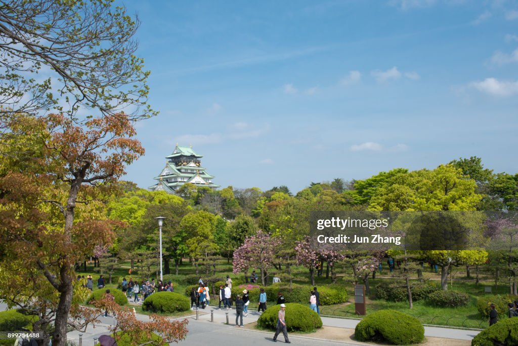 Château d’Osaka, un des monuments plus célèbres au Japon.