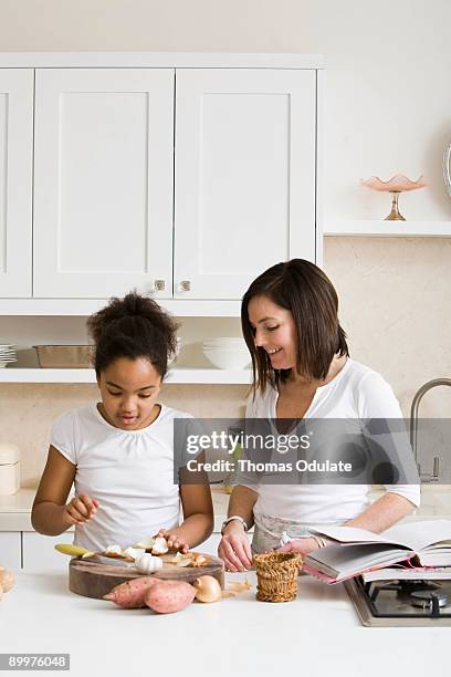 mother & daughter - dulwich stockfoto's en -beelden