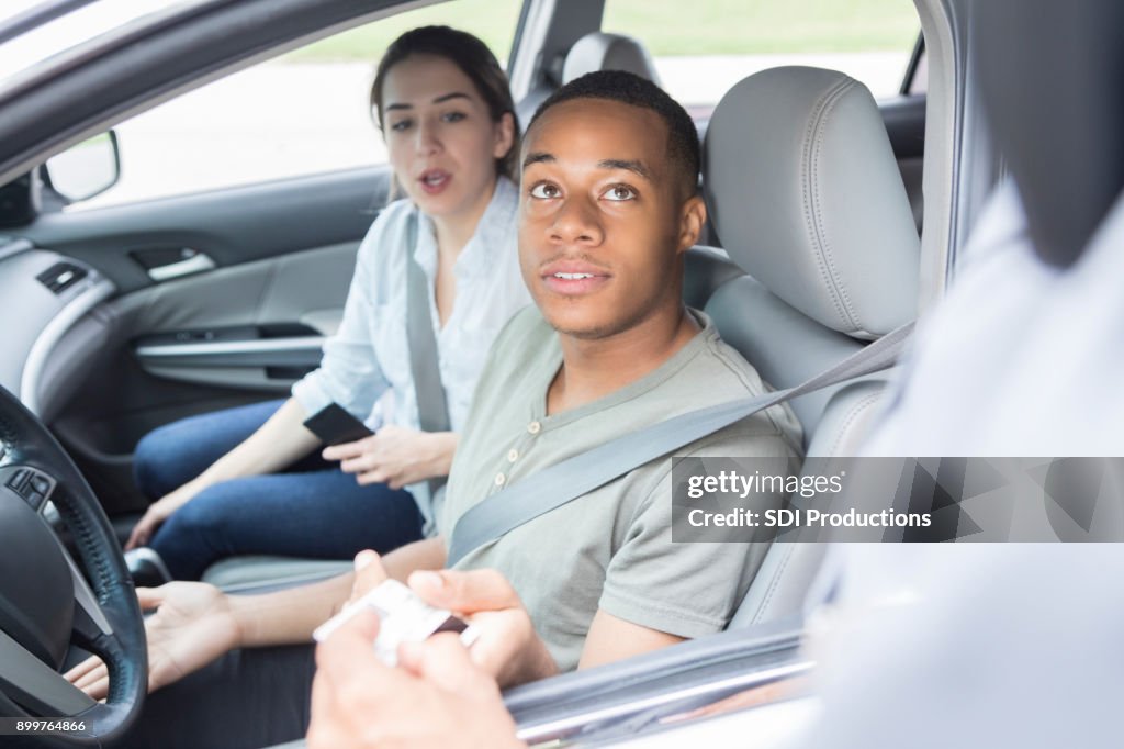 Junger Mann und Frau sind von der Polizei angehalten.