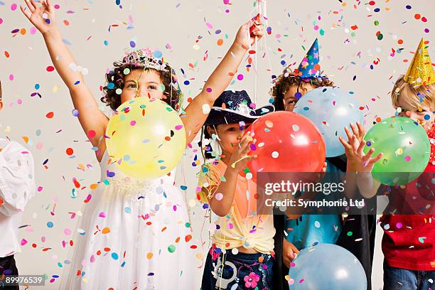 party kids blowing balloons - child balloon studio photos et images de collection