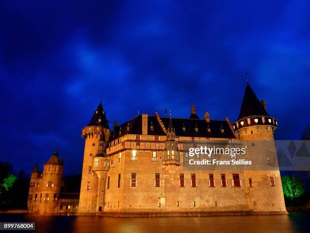 fairytale castle in the evening (de haar castle, haarzuilens, netherlands) - haarzuilens stock pictures, royalty-free photos & images