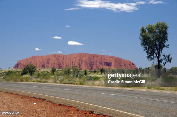 uluru, uluru-kata tjuta national park, northern territory, australia - uluru road stock-fotos und bilder