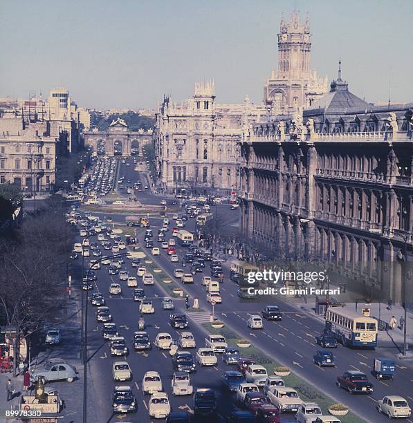 madrid in the sixties. alcala street. - tráfico 個照片及圖片檔