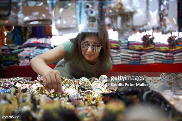 woman looking at souvenirs on market stall, bangkok, krung thep, thailand, asia - souvenirs stock-fotos und bilder