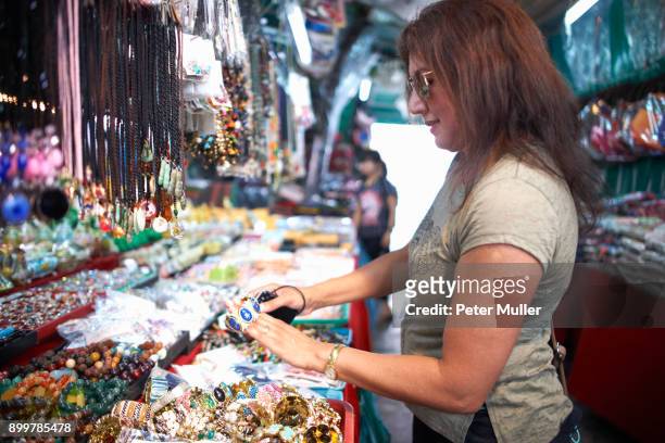 woman looking at souvenirs on market stall, bangkok, krung thep, thailand, asia - gift shop ストックフォトと画像