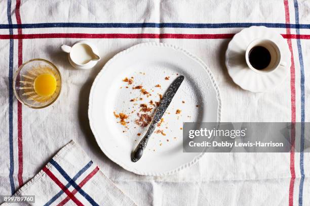 empty breakfast plate, overhead view - plato vacio fotografías e imágenes de stock