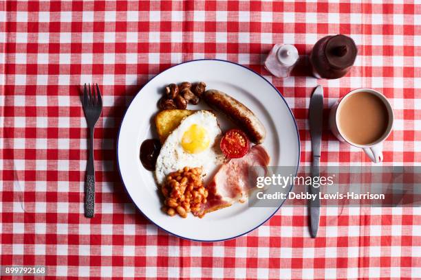 full english breakfast on checked table cloth, overhead view - ブラウンソース ストックフォトと画像