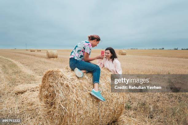 women on field, odessa, ukraine - estar-en-las-nubes fotografías e imágenes de stock