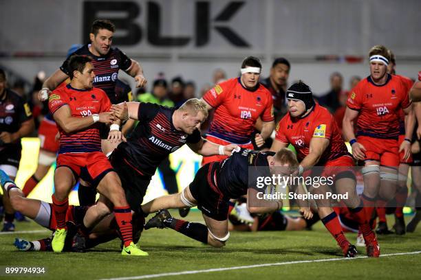 Jackson Wray of Saracens scores a try during the Aviva Premiership match between Saracens and Worcester Warriors at Allianz Park on December 30, 2017...