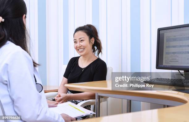 doctor consulting with patient - roy dr stock pictures, royalty-free photos & images