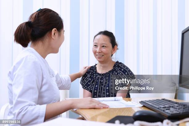 doctor reassuring patient - patient good news stock pictures, royalty-free photos & images
