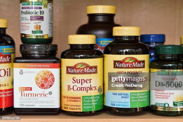geneeskunde kabinet plank met verscheidenheid van vitaminen en voeding supplementen - nutritional supplement stockfoto's en -beelden