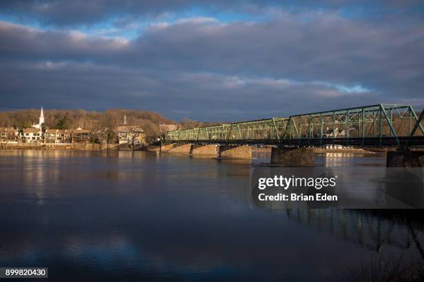 a bridge crosses the delaware river connecting new hope, pennsylvania to lambertville, new jersey - lambertville nj stock-fotos und bilder