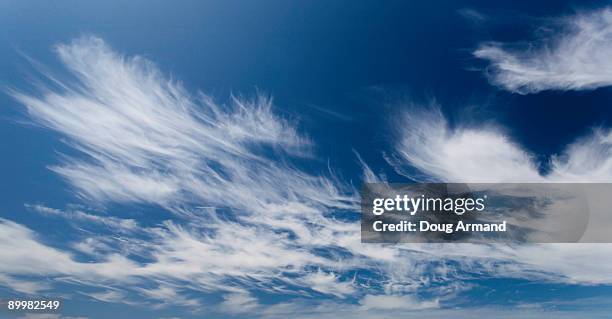 cirrus clouds - cirrus stockfoto's en -beelden