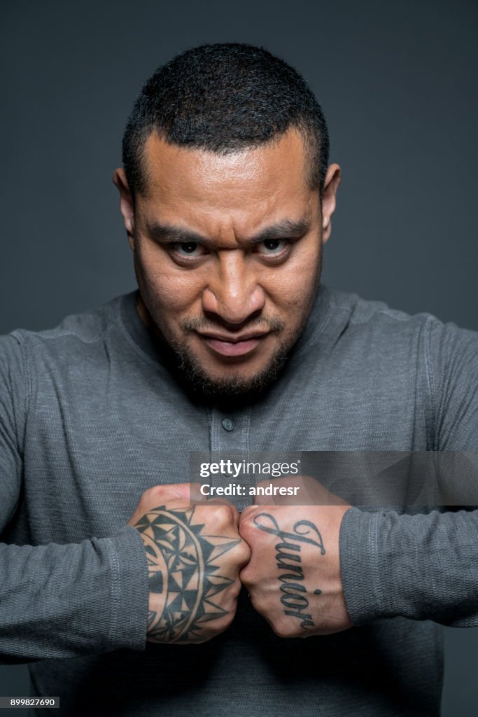 Strong Maori Mann zeigt seine tattoos