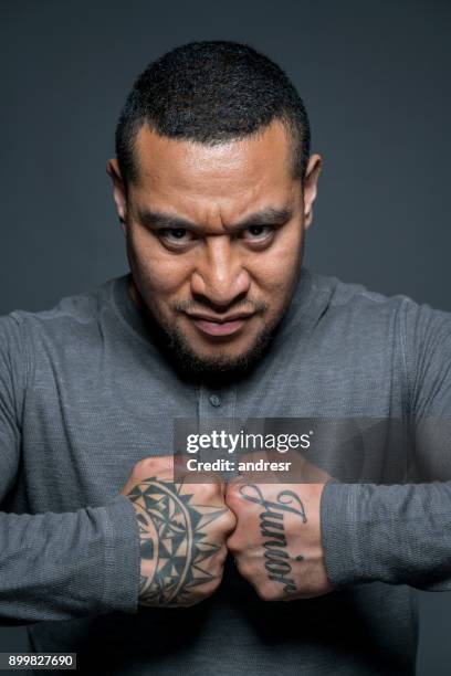 homem forte maori mostrando suas tatuagens - polynesian culture - fotografias e filmes do acervo