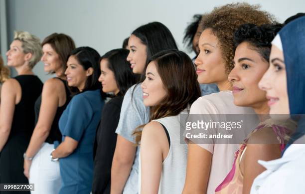 un grande gruppo di donne multietniche sorridenti - solo donne foto e immagini stock
