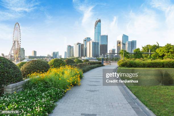 park pedestrian walkway toward modern skyscrapers - trilha passagem de pedestres - fotografias e filmes do acervo