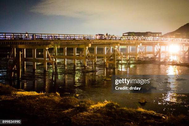 夜渡月橋 - 渡月橋 ストックフォトと画像