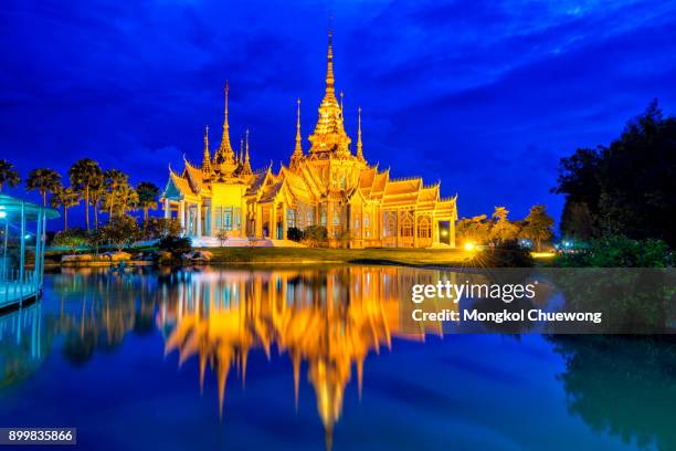 beautiful sunset scene of thai temple at wat none kum or wat non kum at nakhon ratchasima province thailand. - ayuthaya imagens e fotografias de stock