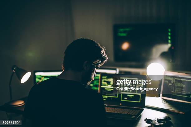 hacker alleen werken - computer hacker stockfoto's en -beelden