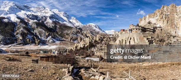 braga buddhist monastery and the annapurna mountain range in nepal - braga district stock-fotos und bilder