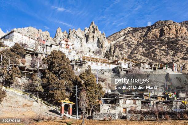 braga buddhist monastery and the annapurna mountain range in nepal - braga district stock-fotos und bilder