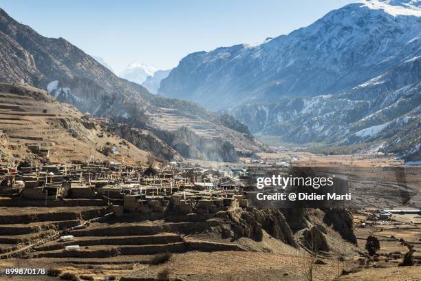 manang old town along the annapurna circuit trek in the himalayas in nepal - annapurna circuit photos et images de collection