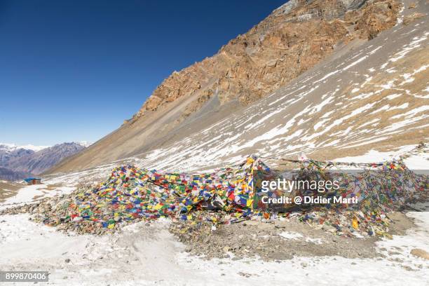 top the thorung la pass at 5416m on the annapurna circuit in nepal - annapurna circuit photos et images de collection