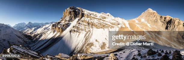 stunning panorama of the sunrise above the thorung la pass on the annapurna circuit in nepal - annapurna circuit photos et images de collection