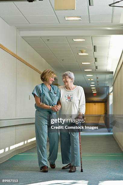 doctor helping older woman  - new york hospital 個照片及圖片檔