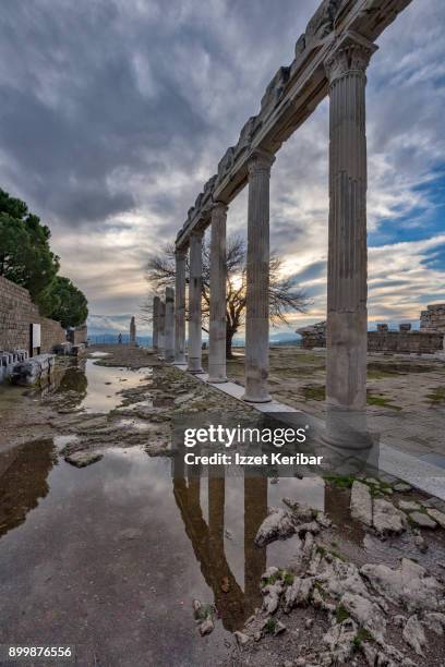 temple of trajan roman ruins of the acropolis of bergama, izmir, turkey - bergama 個照片及圖片檔