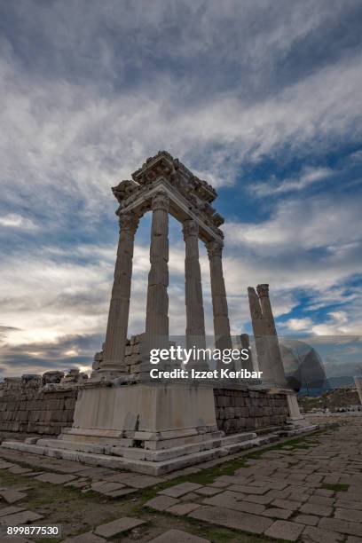 temple of trajan roman ruins of the acropolis of bergama, izmir, turkey - bergama 個照片及圖片檔